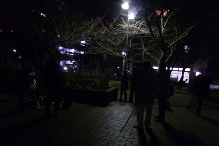 夜の公園広場